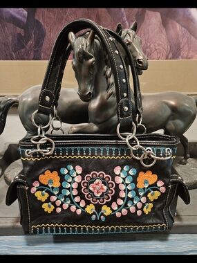 Embroidered Floral Shoulder Bag - Black and Gold Earrings with quilters fr